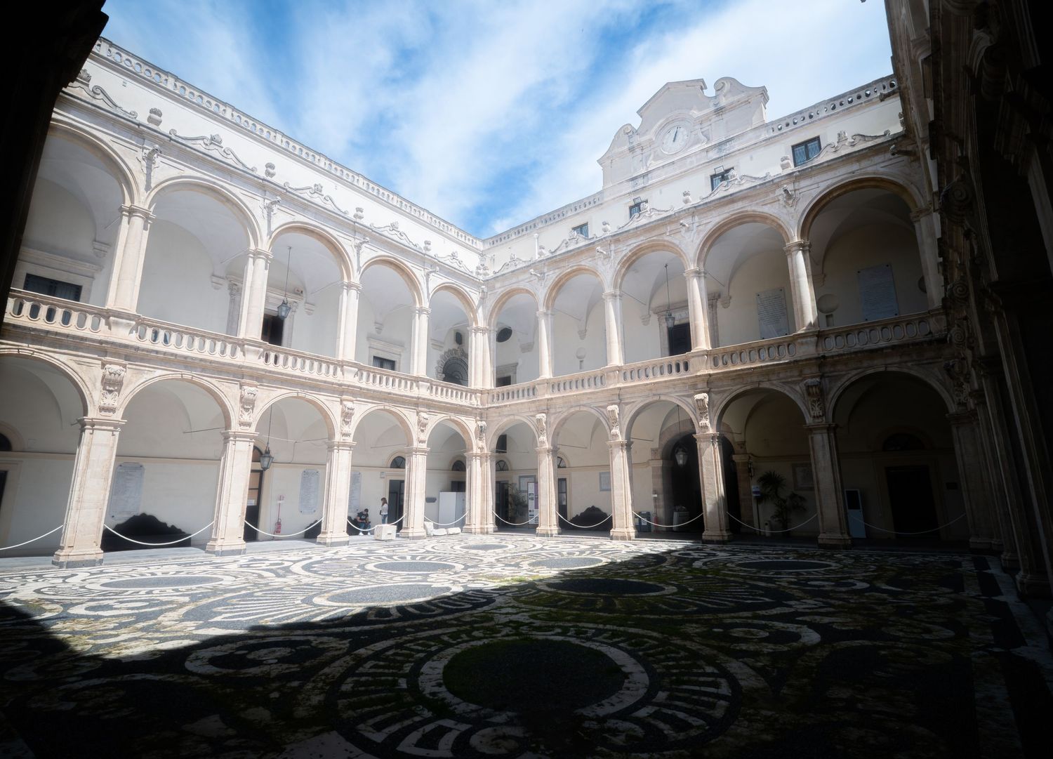 Cortile barocco con arcate, fotografia architettonica prospettica. Palazzo dell'Università, sede UniCT, Catania