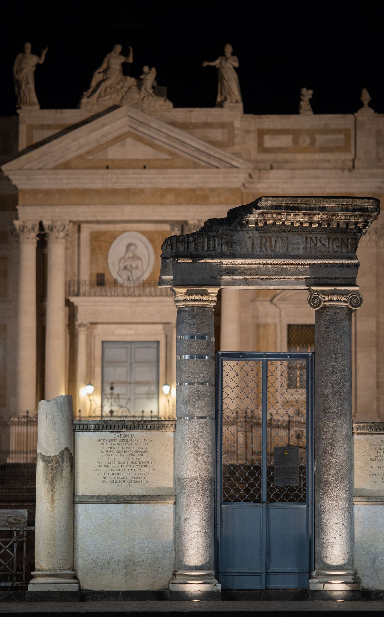 piazza stesicoro, chiesa di san biagio illuminata di sera, architettura italiana, fotografia urbana
