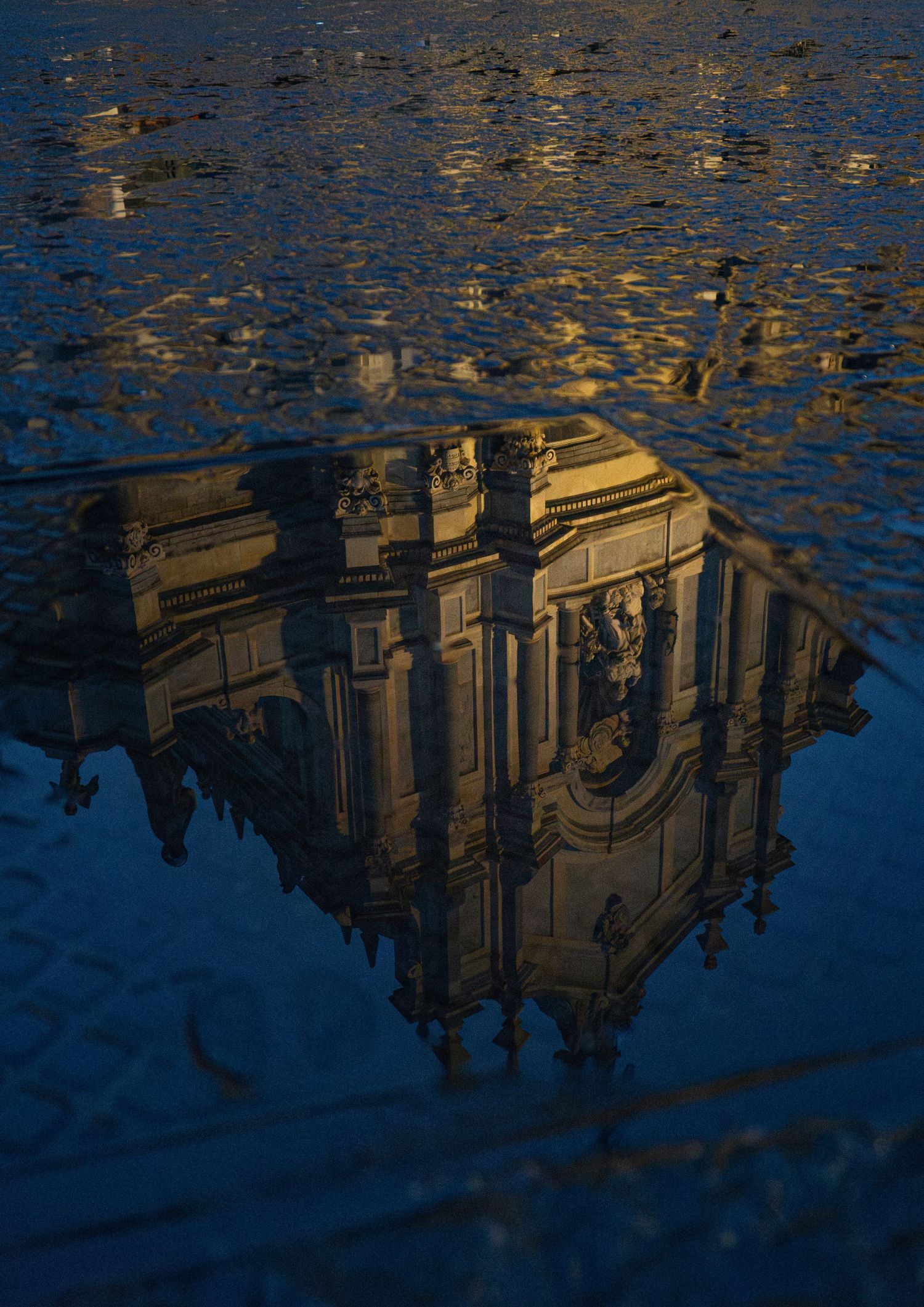 Riflesso cattedrale di Catania barocca sull’acqua, fotografia concettuale, giochi di luce.