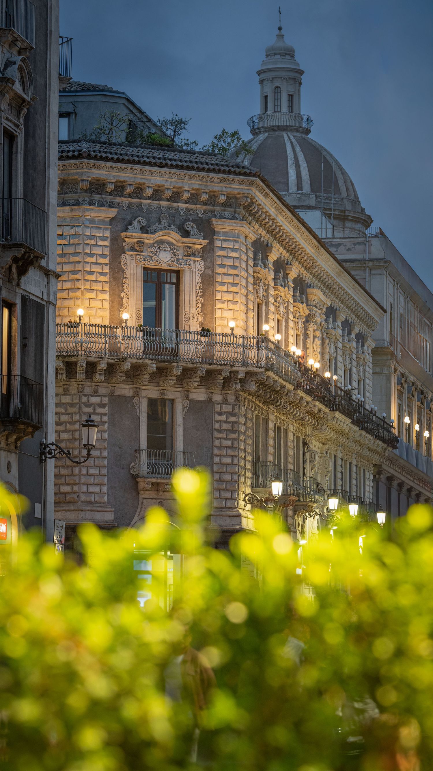 Palazzo san Demetrio di Catania al crepuscolo, fotografia urbana e architettonica.