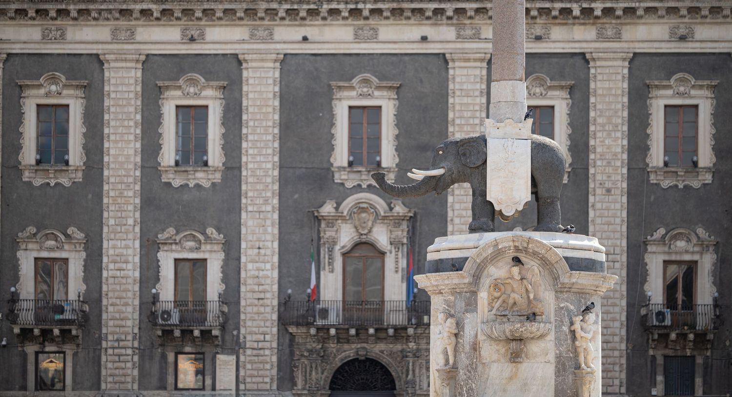 Fontana dell’Elefante e Palazzo degli Elefanti, Catania, fotografia urbana barocca siciliana.