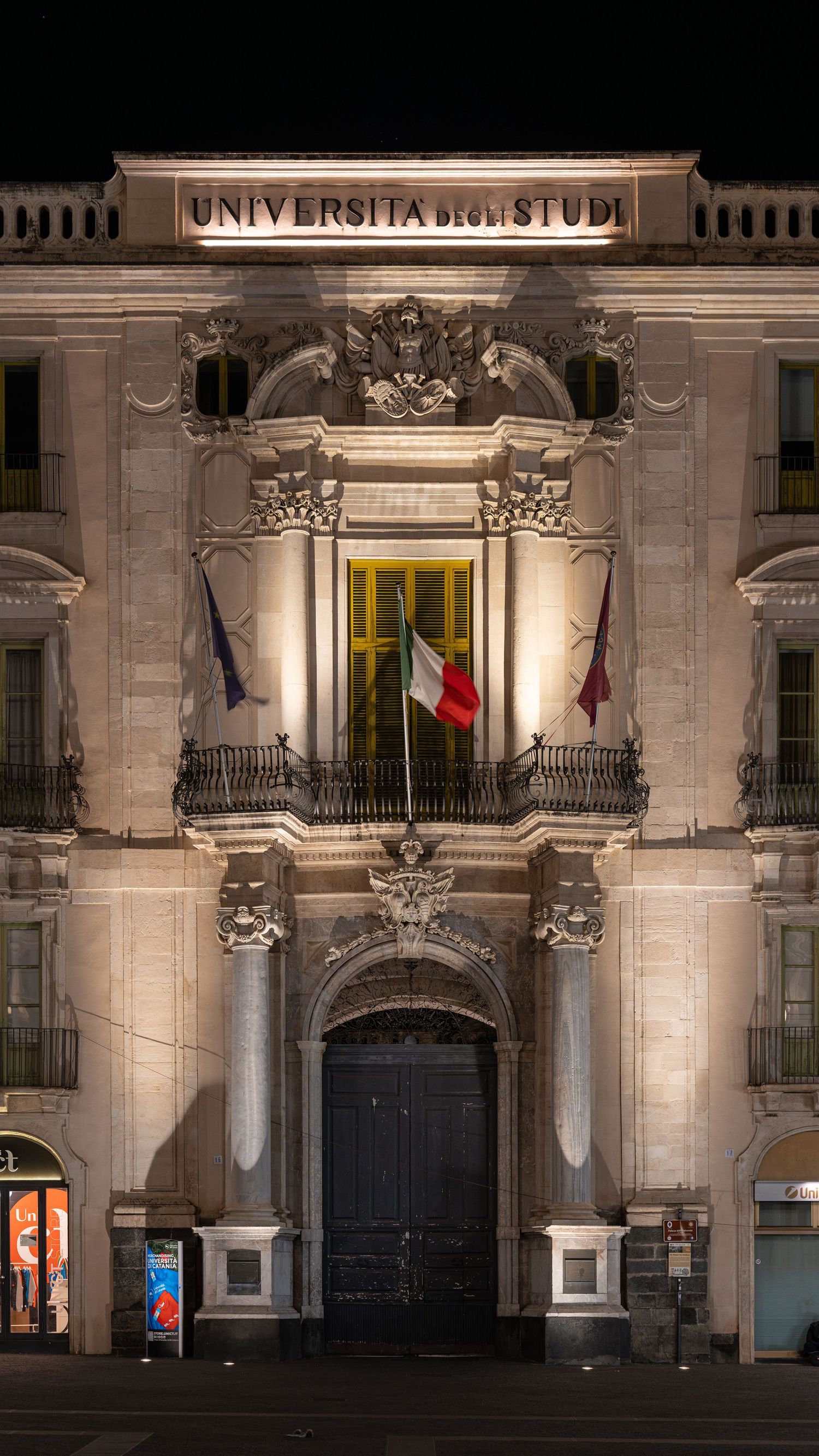 Palazzo Sangiuliano di notte, fotografia architettonica urbana. PIazza Università Catania