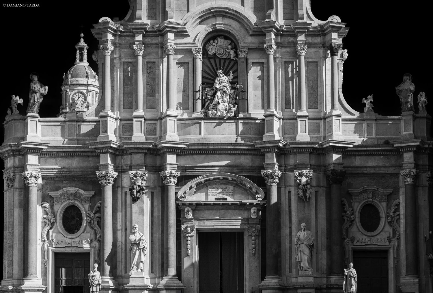 Facciata tardo barocca della Cattedrale di Catania, Sicilia. Arte e beni culturali in bianco e nero