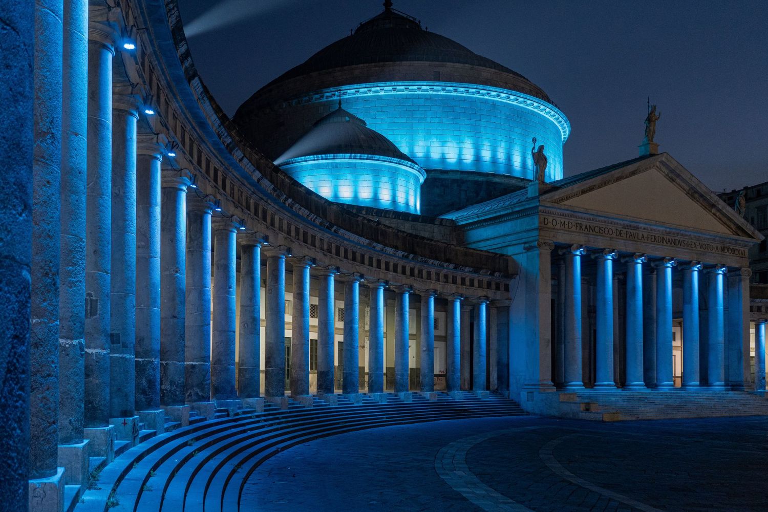 piazza del plebiscito, napoli. Colonne e luci notturne, fotografia urbana astratta.