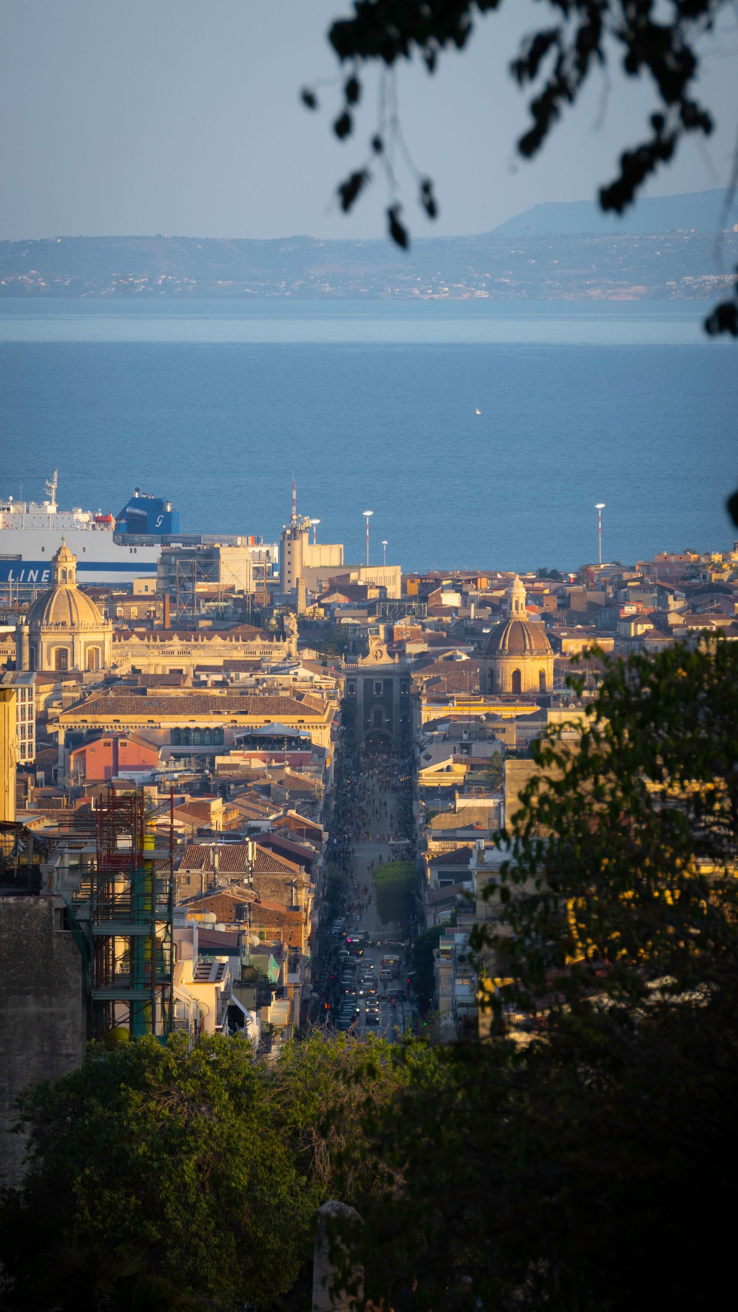 Panoramica via Etnea Catania con sfondo sul mare