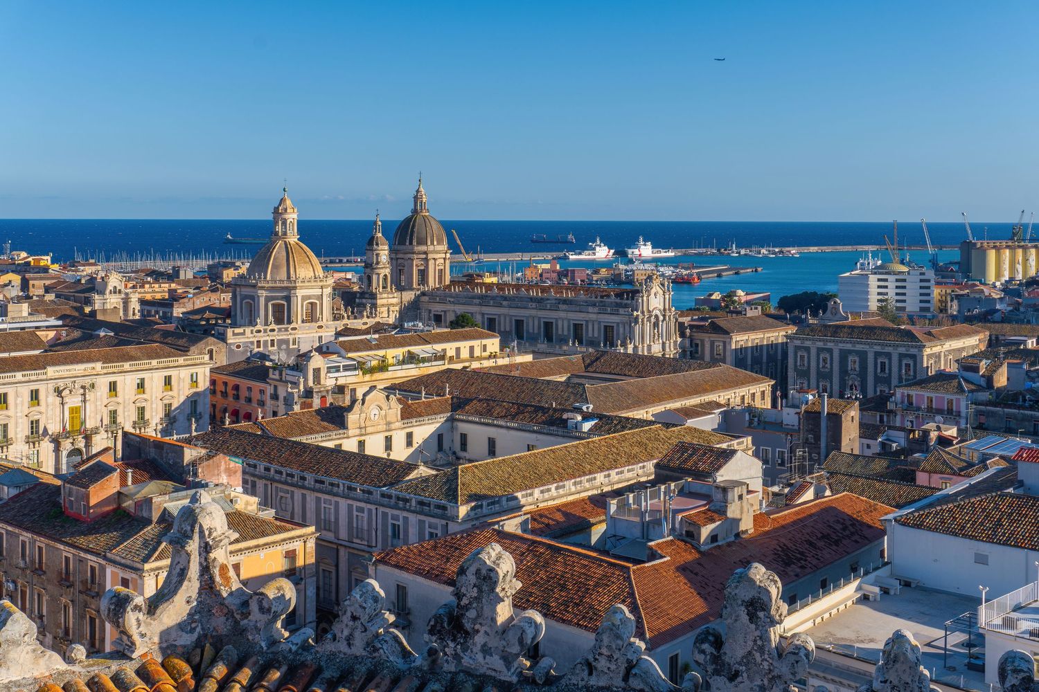 Panorama di Catania dall’alto della chiesa di san Giuliano con cupole e tetti, fotografia urbana mediterranea.