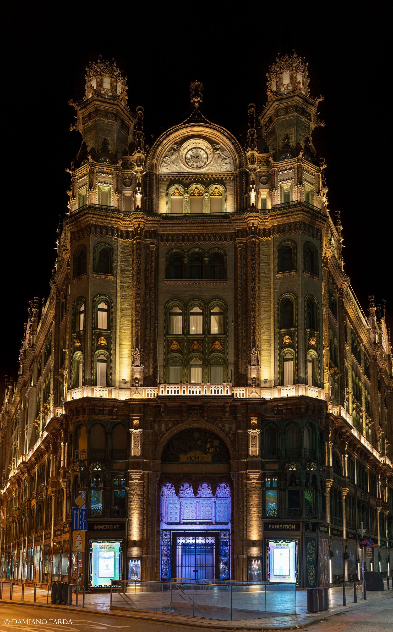 budapest. Palazzo illuminato, veduta notturna. Ungheria