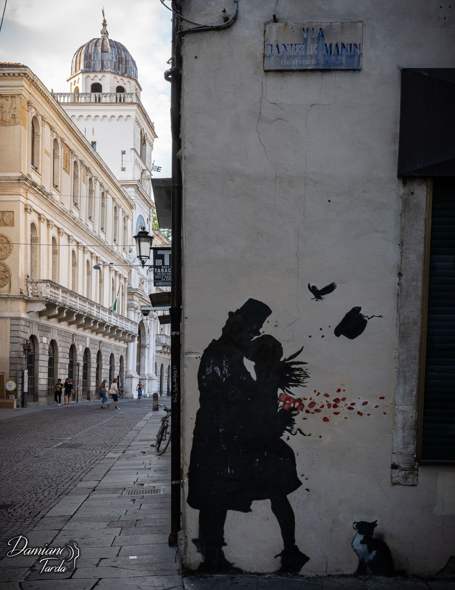 Fotografia paesaggistica urbana, Padova, affresco su strada, piazza dei Signori, Banksy