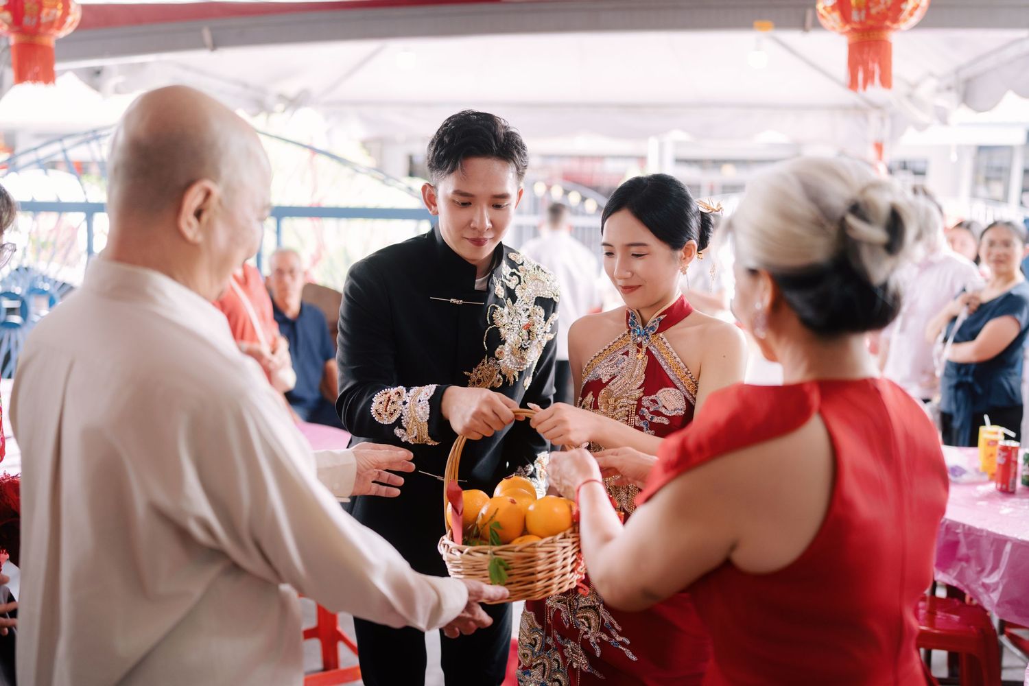 Traditional Chinese wedding customs: presenting oranges for good luck during the tea ceremony