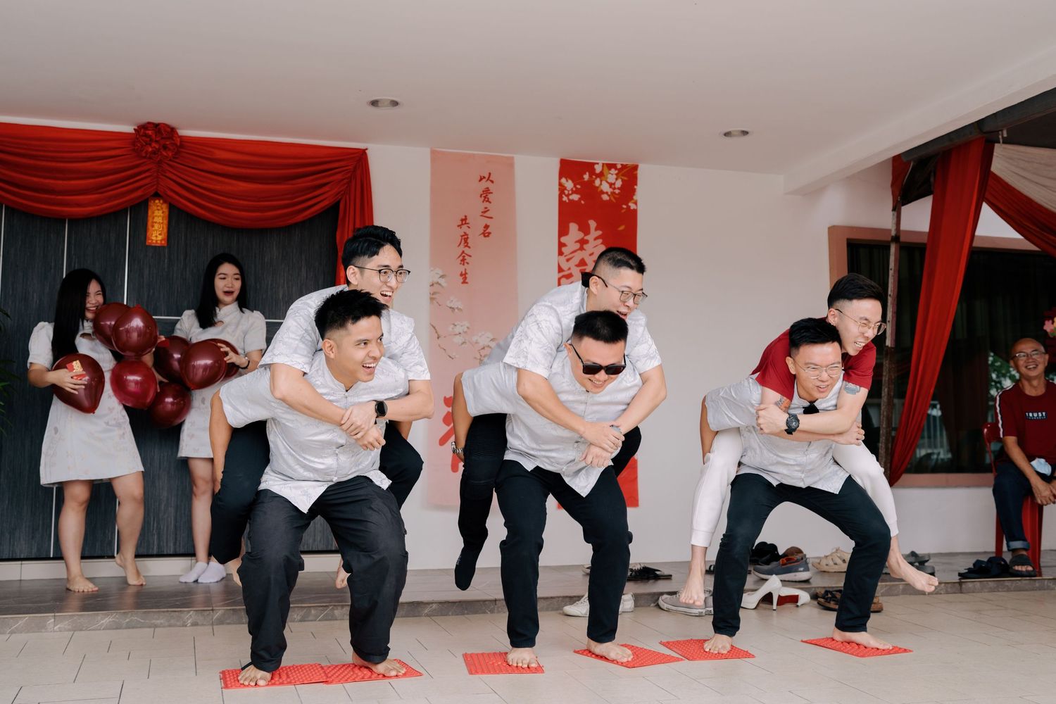Acupressure mat challenge in traditional Chinese wedding gate-crashing games and door games