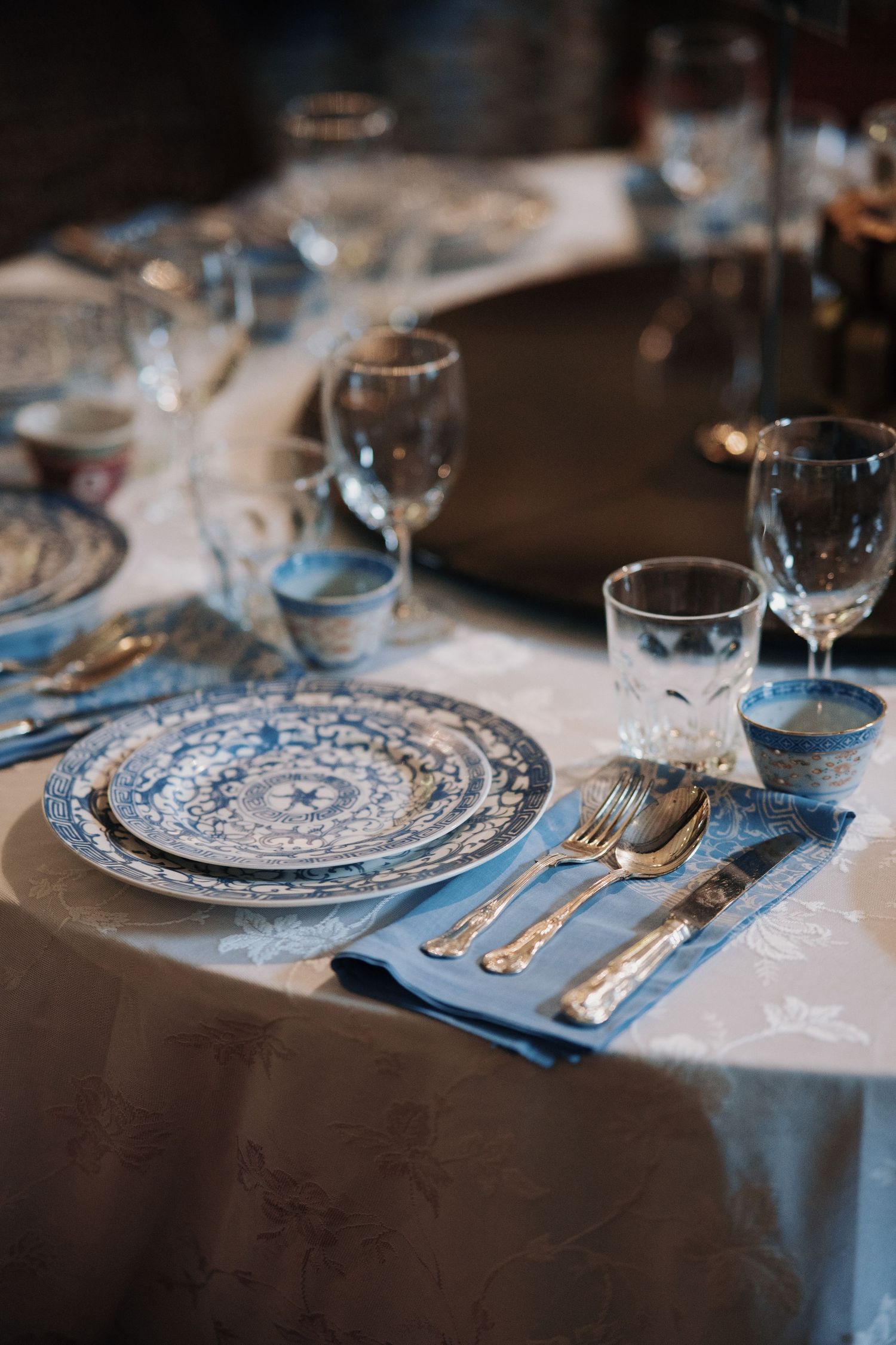 Elegant Peranakan wedding banquet setup at Seven Terraces Penang featuring blue-and-white porcelain chinaware