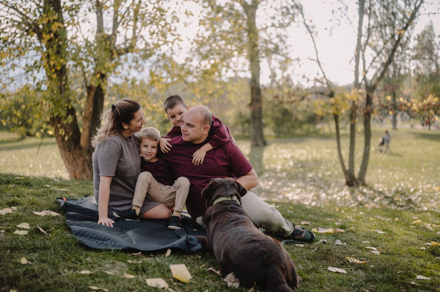 Семеен фотограф, семейна фотосесия, фотосесия по залез, семейна фотография, Карина Беновска, фотосесия в полето, фотосесия в парка
