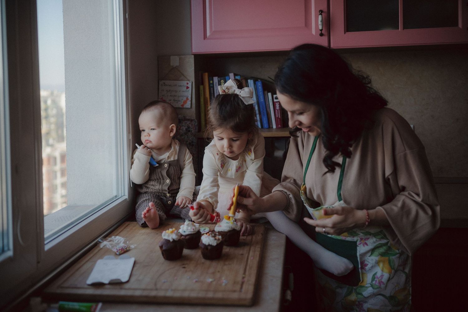 Семеен фотограф, семейна фотосесия, домашна фотосесия, фотосесия вкъщи, семейна фотография, автентична семейна фотография, Карина Беновска