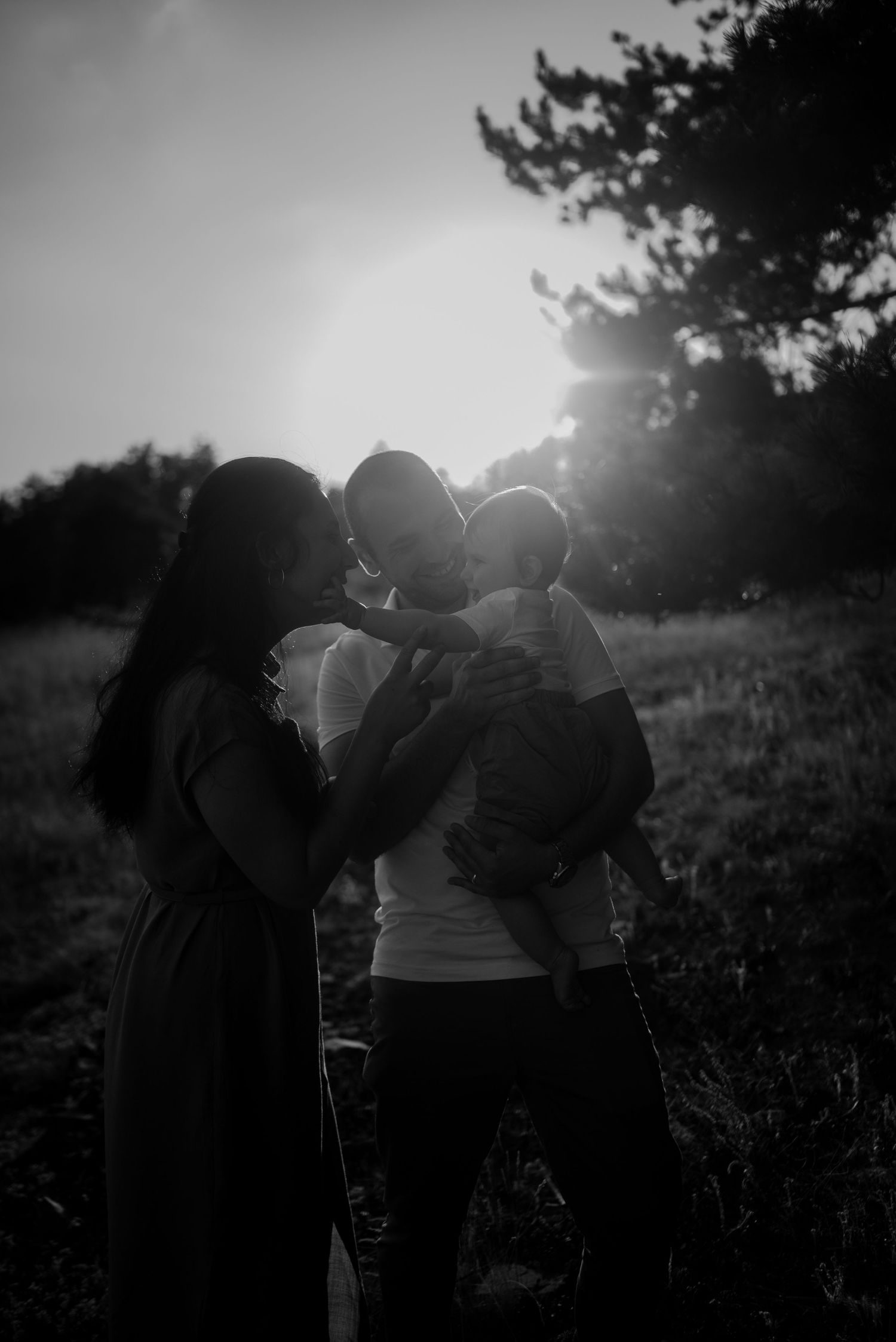 Семеен фотограф, семейна фотосесия, външна фотосесия, фотосесия по залез, фотосесия в гората, фотосесия навън, снимки на бебе, семейство