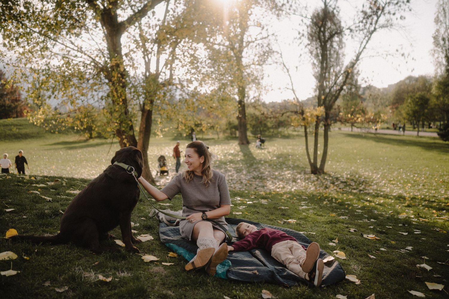 Семеен фотограф, семейна фотосесия, фотосесия по залез, семейна фотография, Карина Беновска, фотосесия в полето, фотосесия в парка