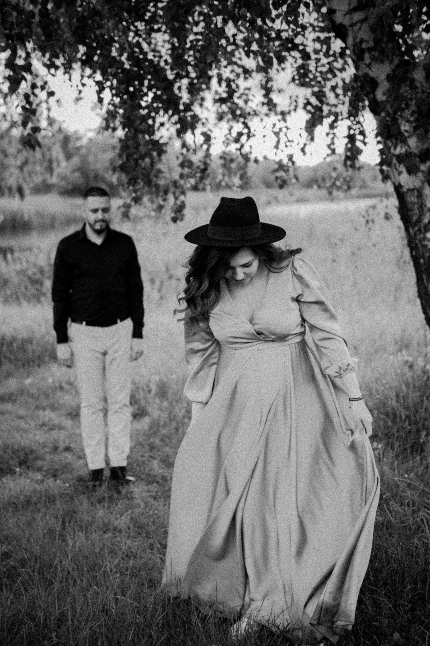Семеен фотограф, семейна фотосесия, бременна фотосесия, фотосесия по залез, семейна фотография, Карина Беновска, фотосесия в полето