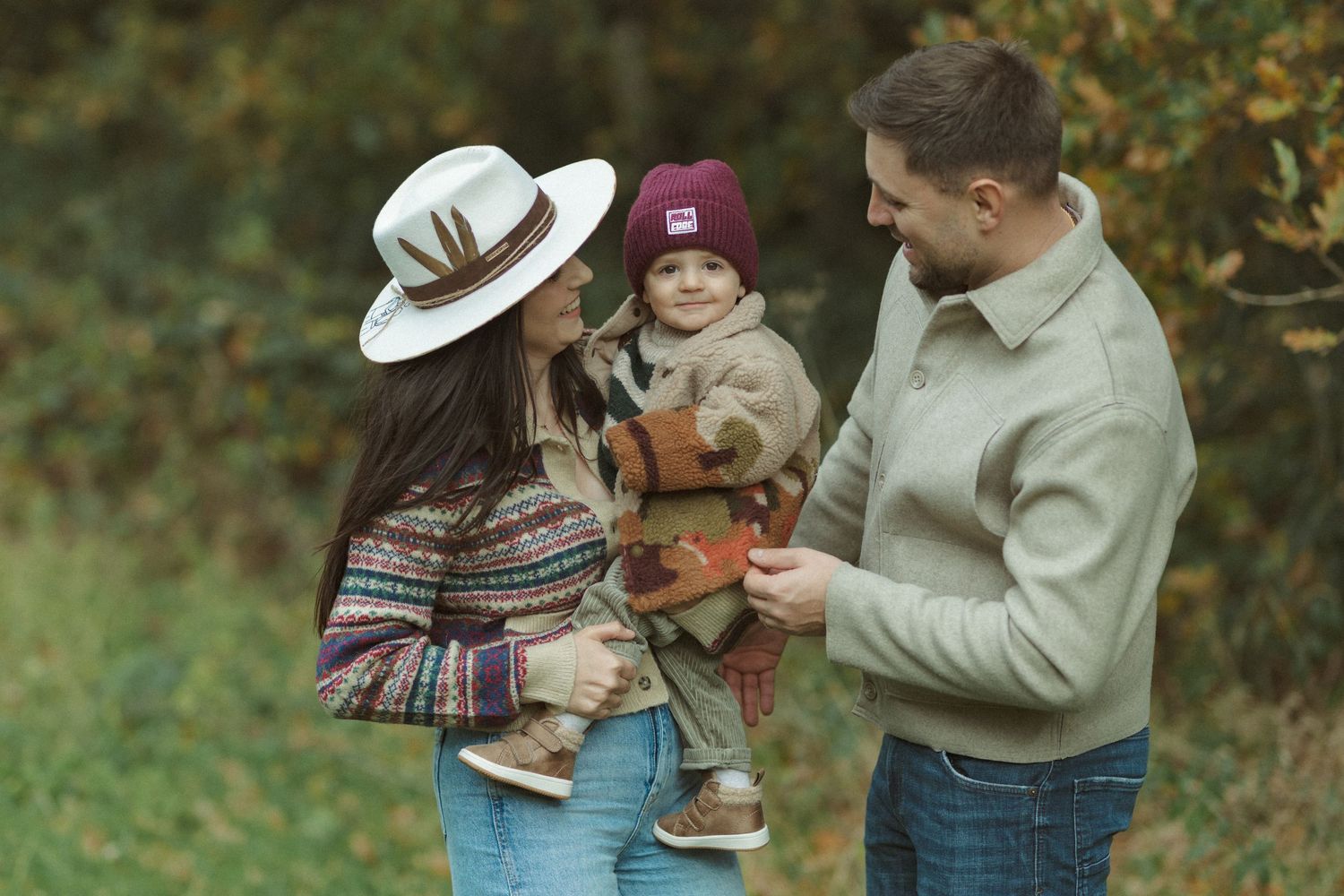 Autumn outdoor photoshoot featuring cozy sweaters and natural fall scenery.
