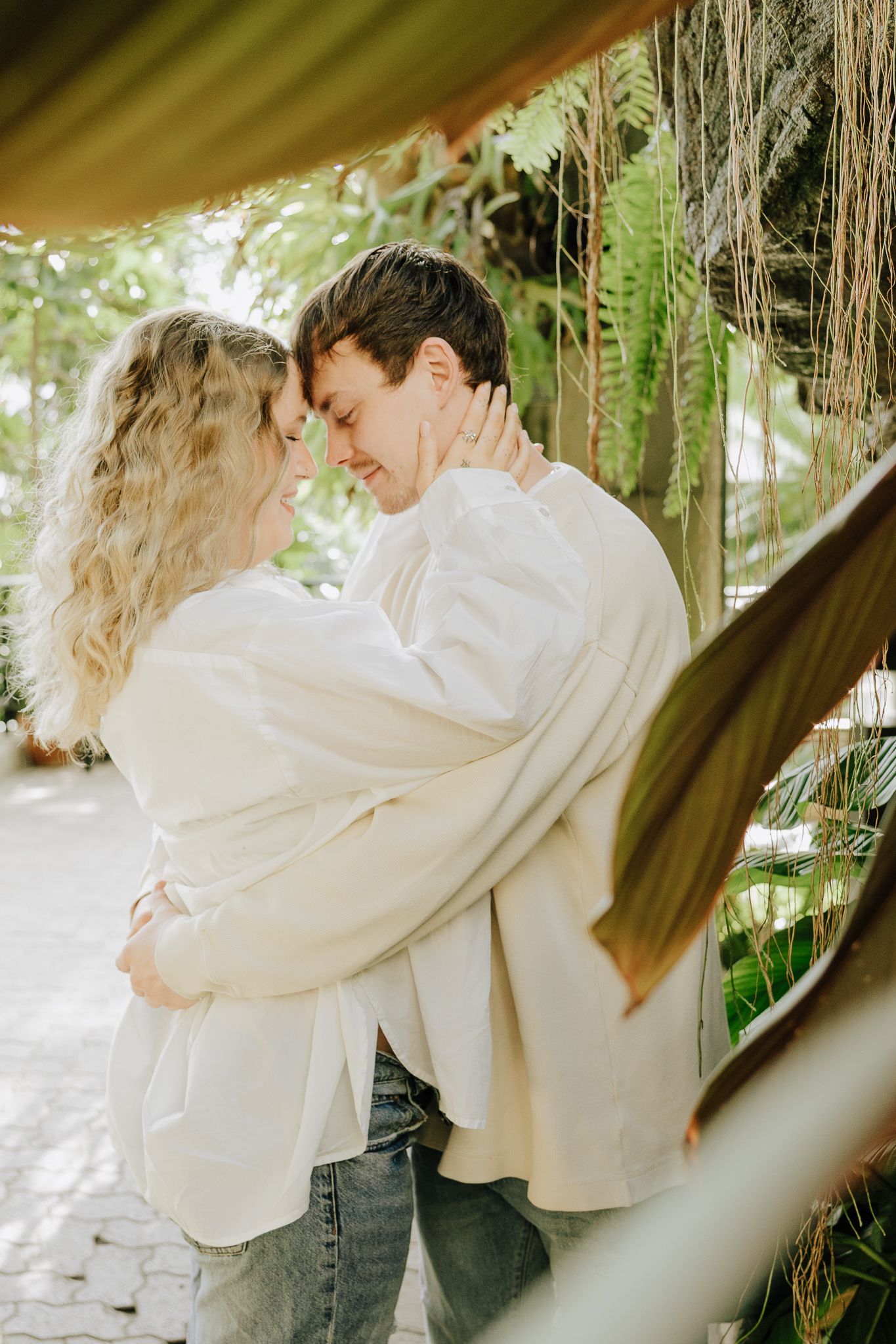Maternity session in a botanical garden capturing natural, timeless pregnancy portraits in soft light and beautiful surroundings.