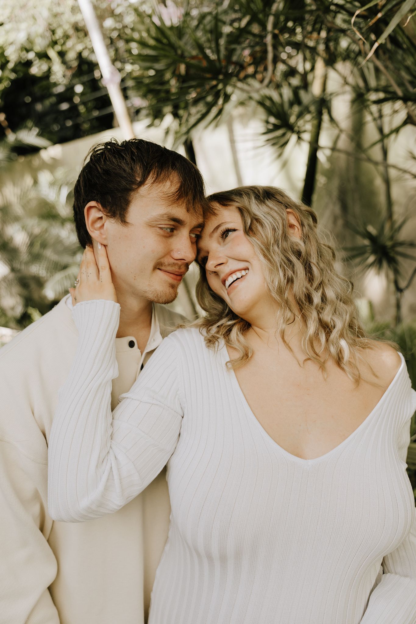 Maternity session in a botanical garden capturing natural, timeless pregnancy portraits in soft light and beautiful surroundings.