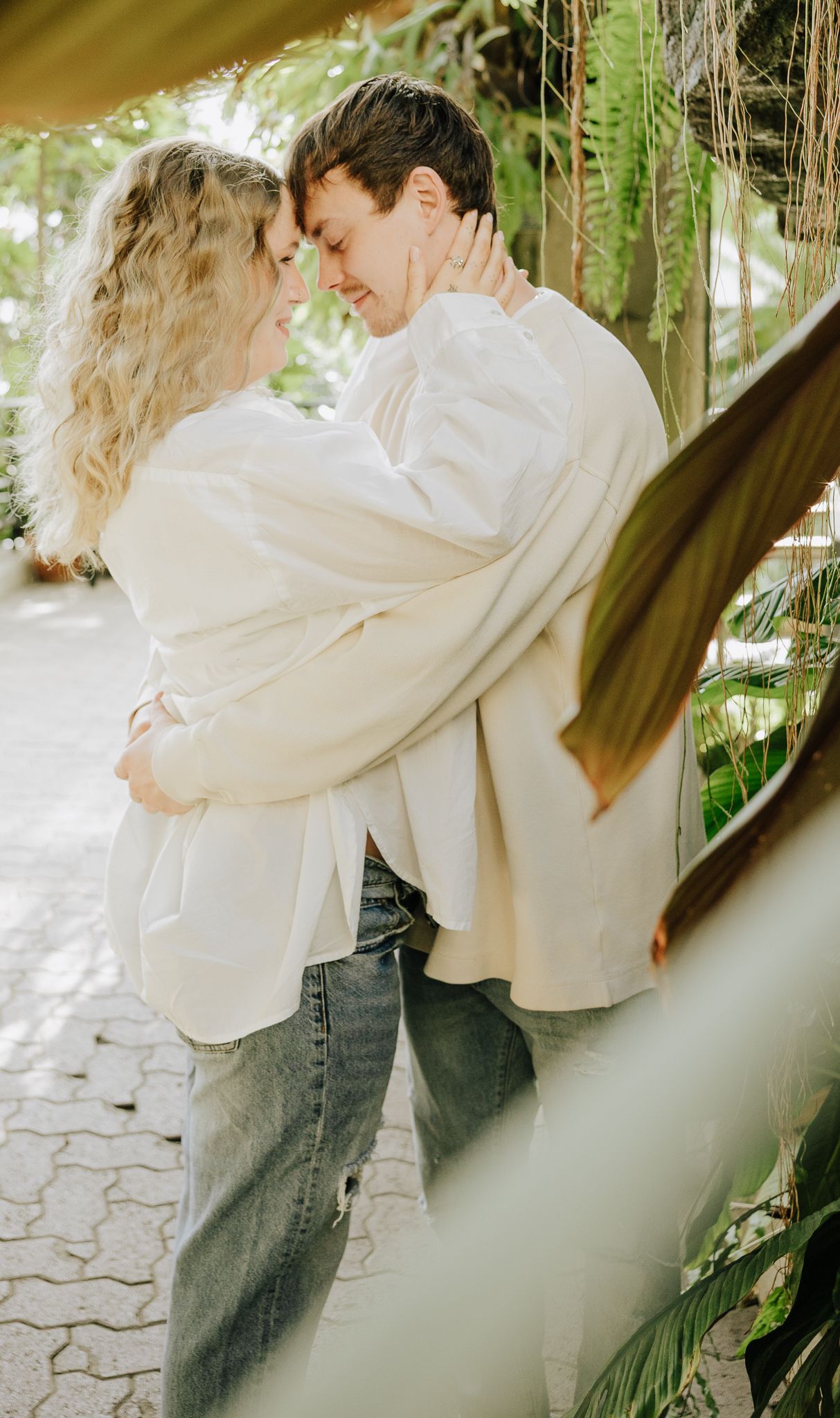 Maternity session in a botanical garden capturing natural, timeless pregnancy portraits in soft light and beautiful surroundings.