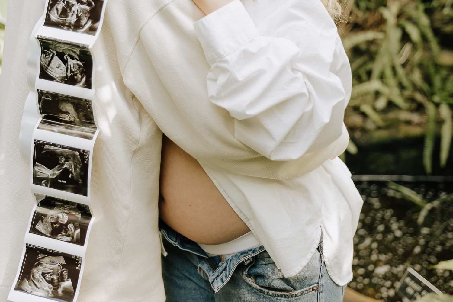 Maternity session in a botanical garden capturing natural, timeless pregnancy portraits in soft light and beautiful surroundings.