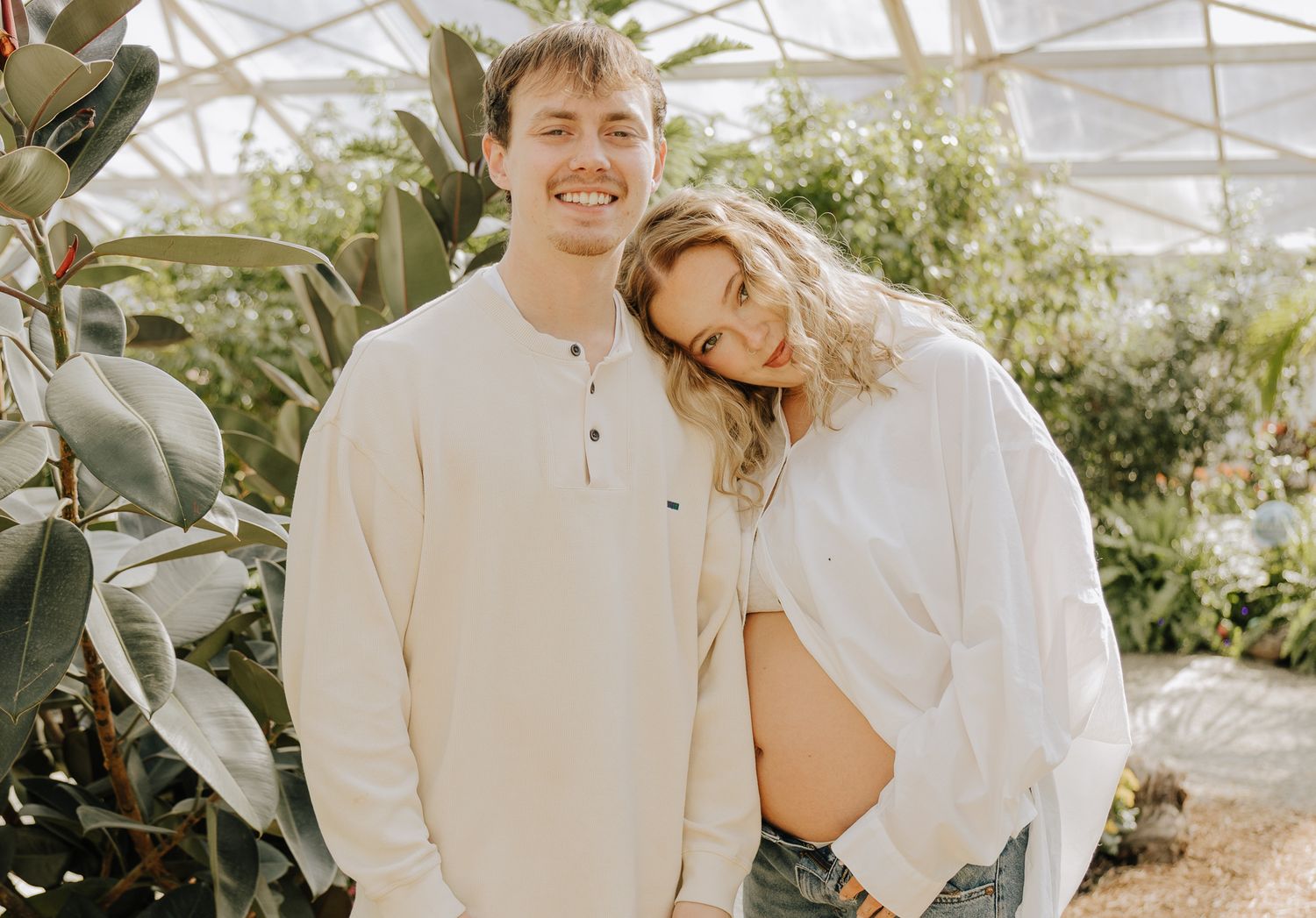 Maternity session in a botanical garden capturing natural, timeless pregnancy portraits in soft light and beautiful surroundings.
