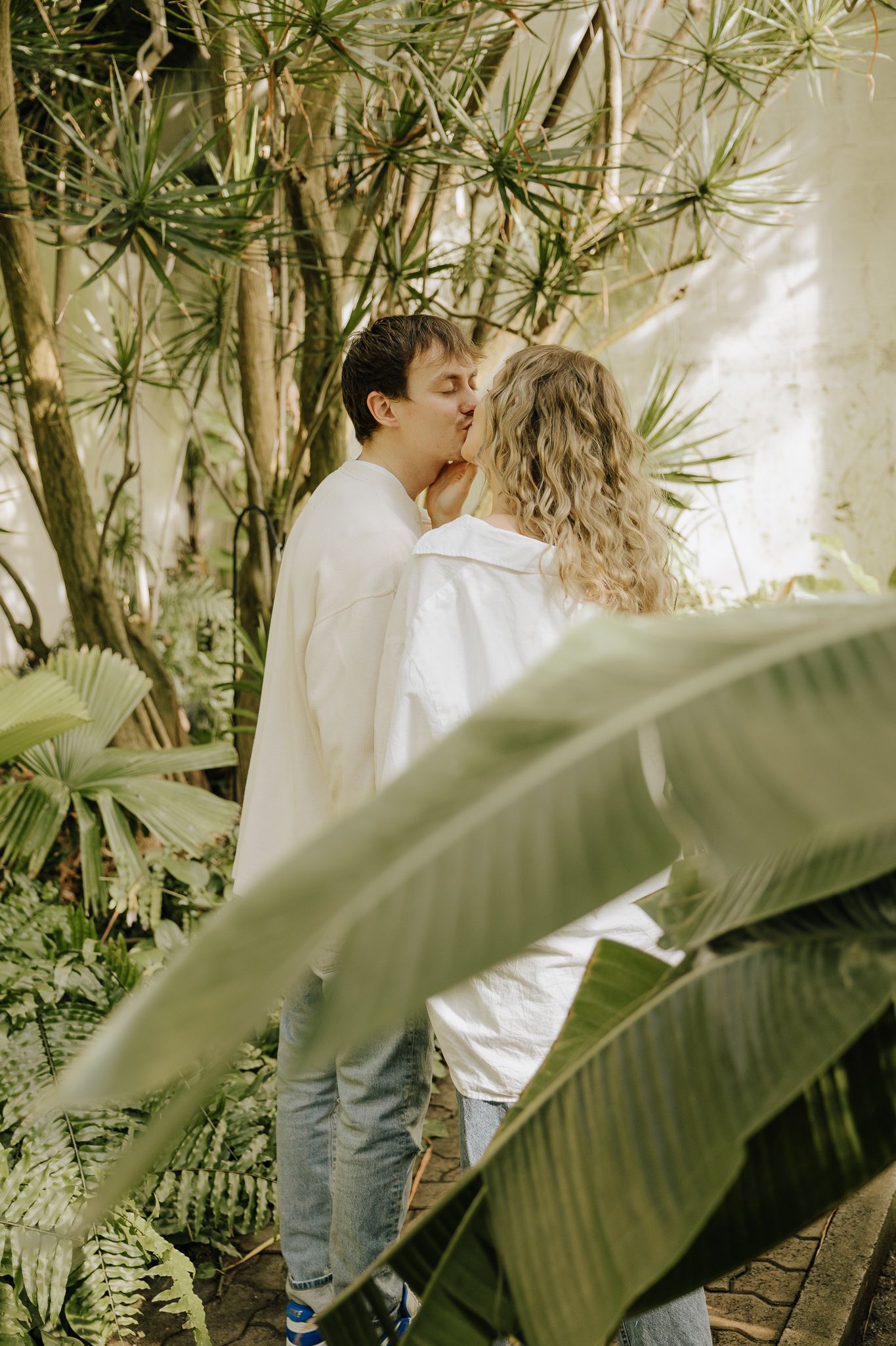 Maternity session in a botanical garden capturing natural, timeless pregnancy portraits in soft light and beautiful surroundings.