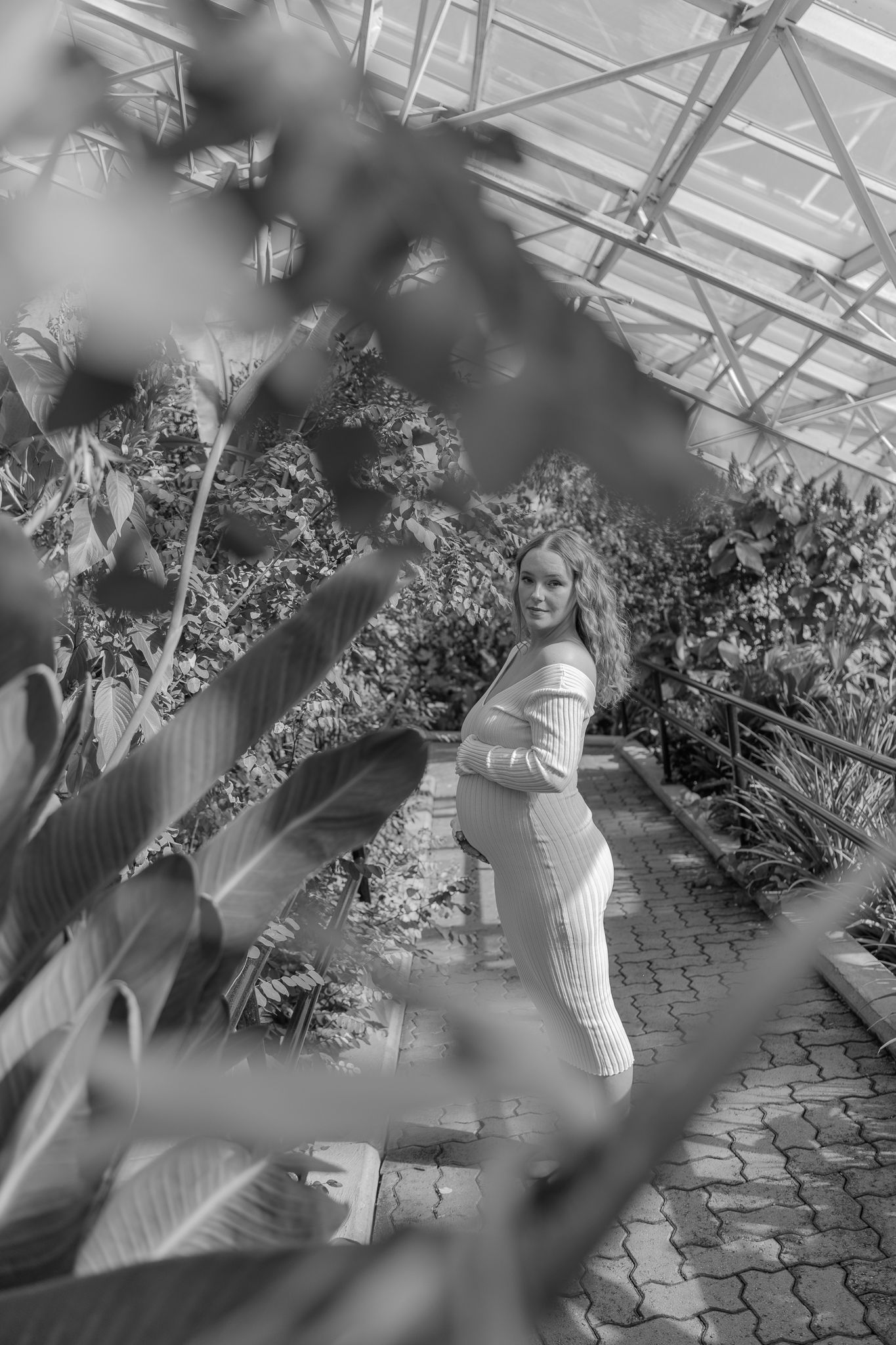 Maternity session in a botanical garden capturing natural, timeless pregnancy portraits in soft light and beautiful surroundings.