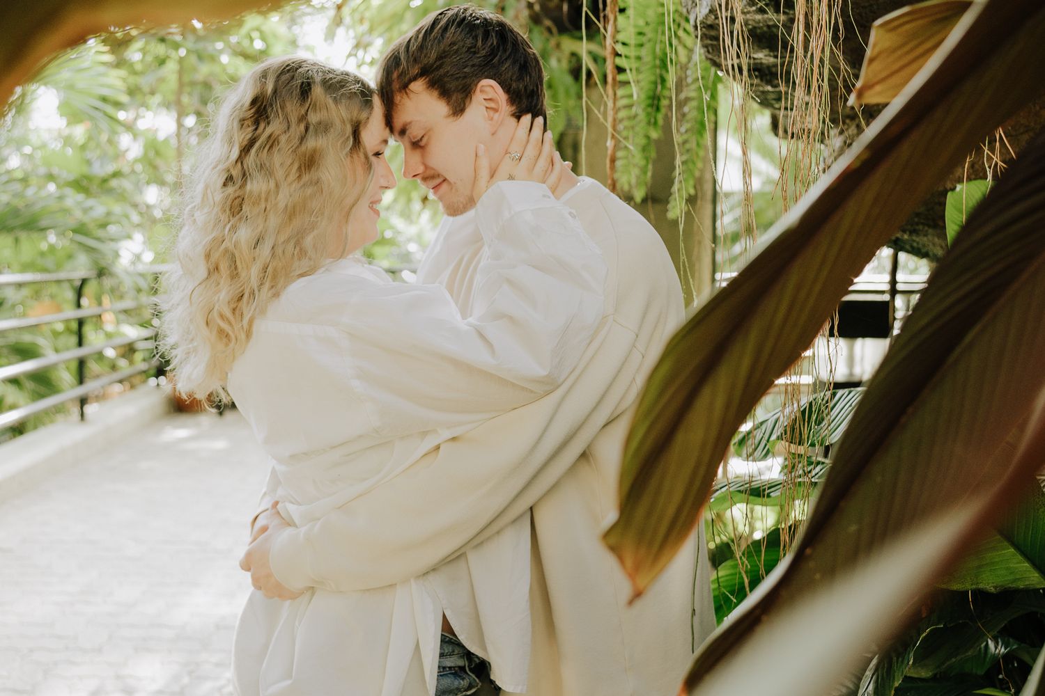 Maternity session in a botanical garden capturing natural, timeless pregnancy portraits in soft light and beautiful surroundings.
