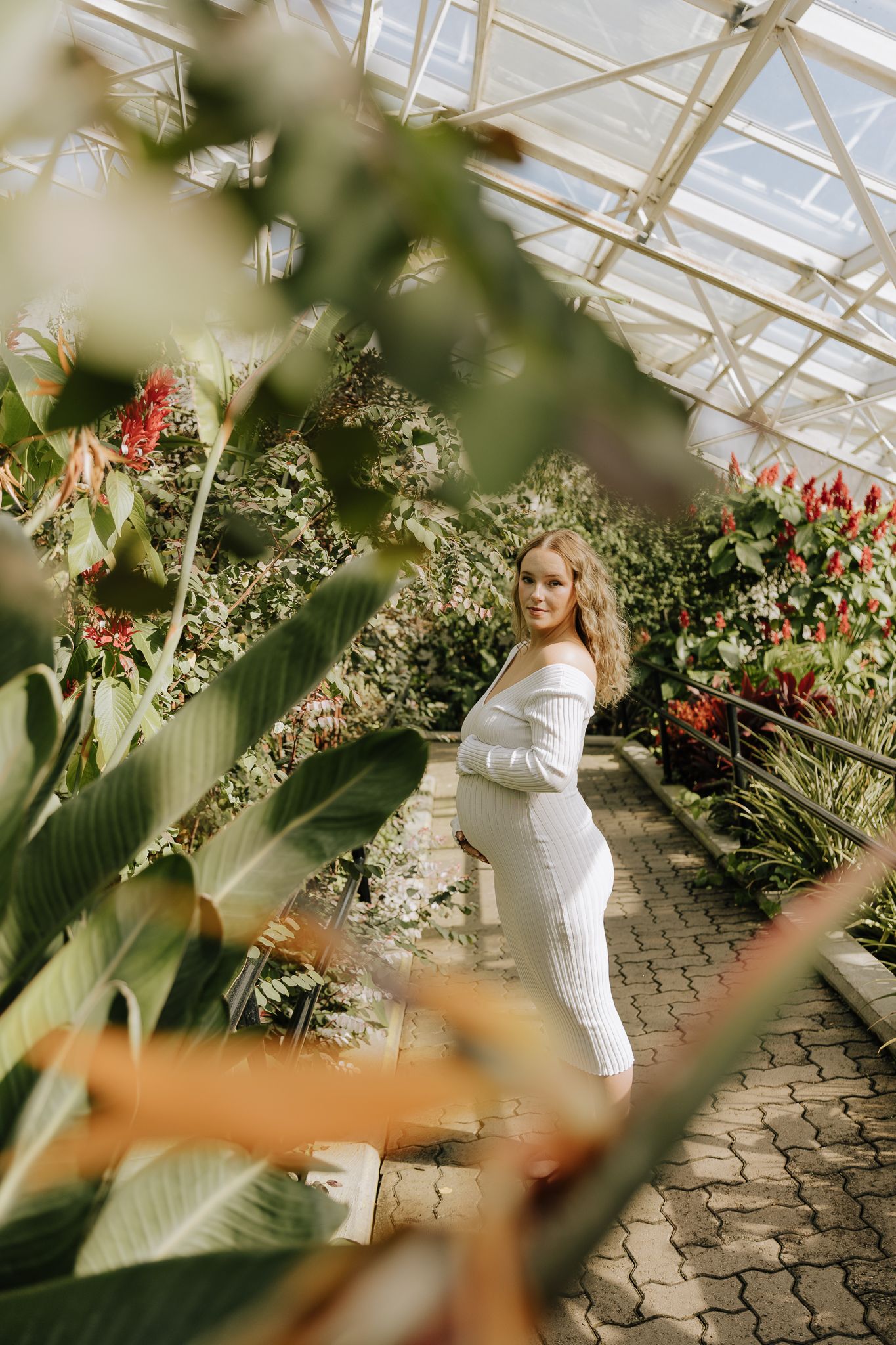 Maternity session in a botanical garden capturing natural, timeless pregnancy portraits in soft light and beautiful surroundings.