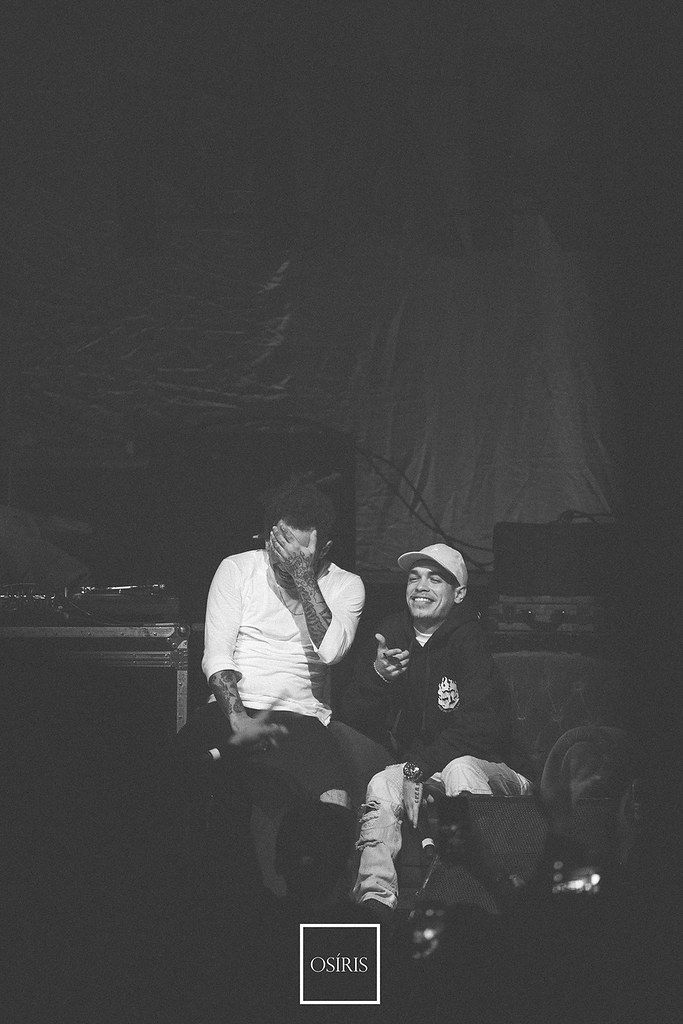 Músico se apresenta no palco em fotografia em preto e branco.