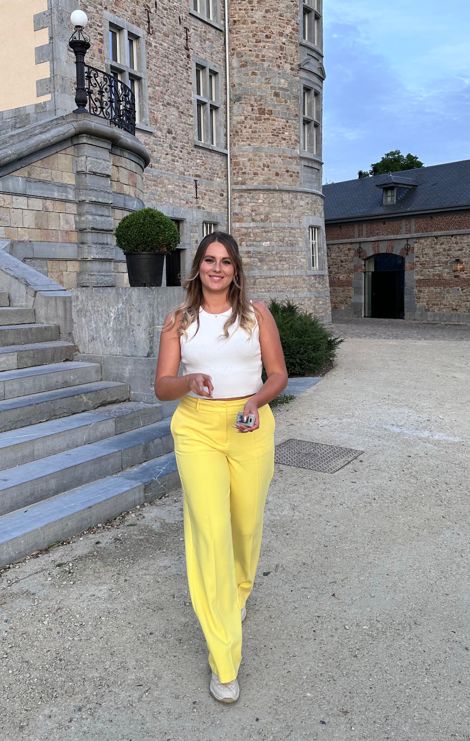 Hochzeitsfotografin, jess von jess weddings als Portrait Bild: Location Chateau Mirwart in Belgien. Hochzeitsfotografin Luxembourg