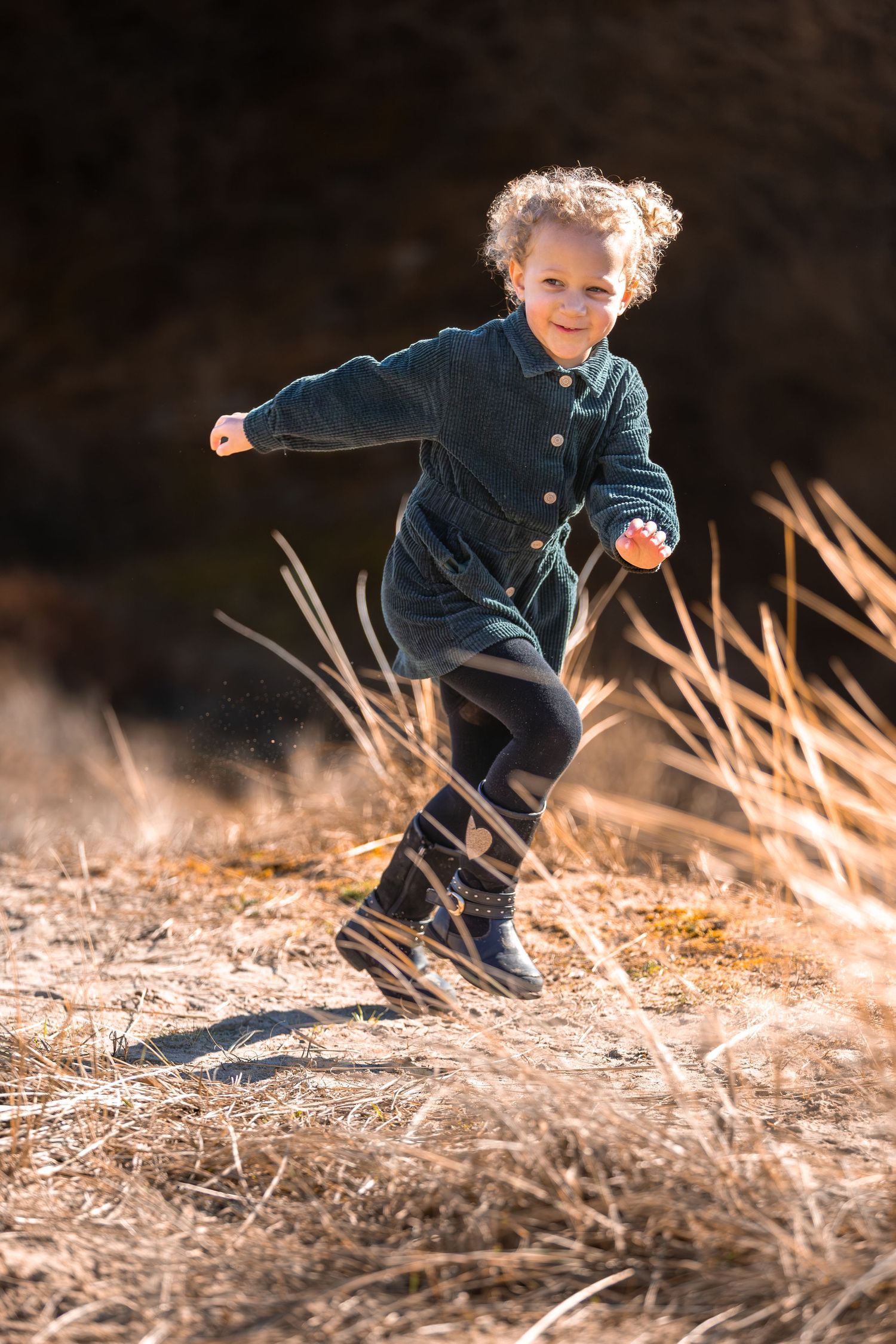 Echte foto van een spelend kind in de natuur.
