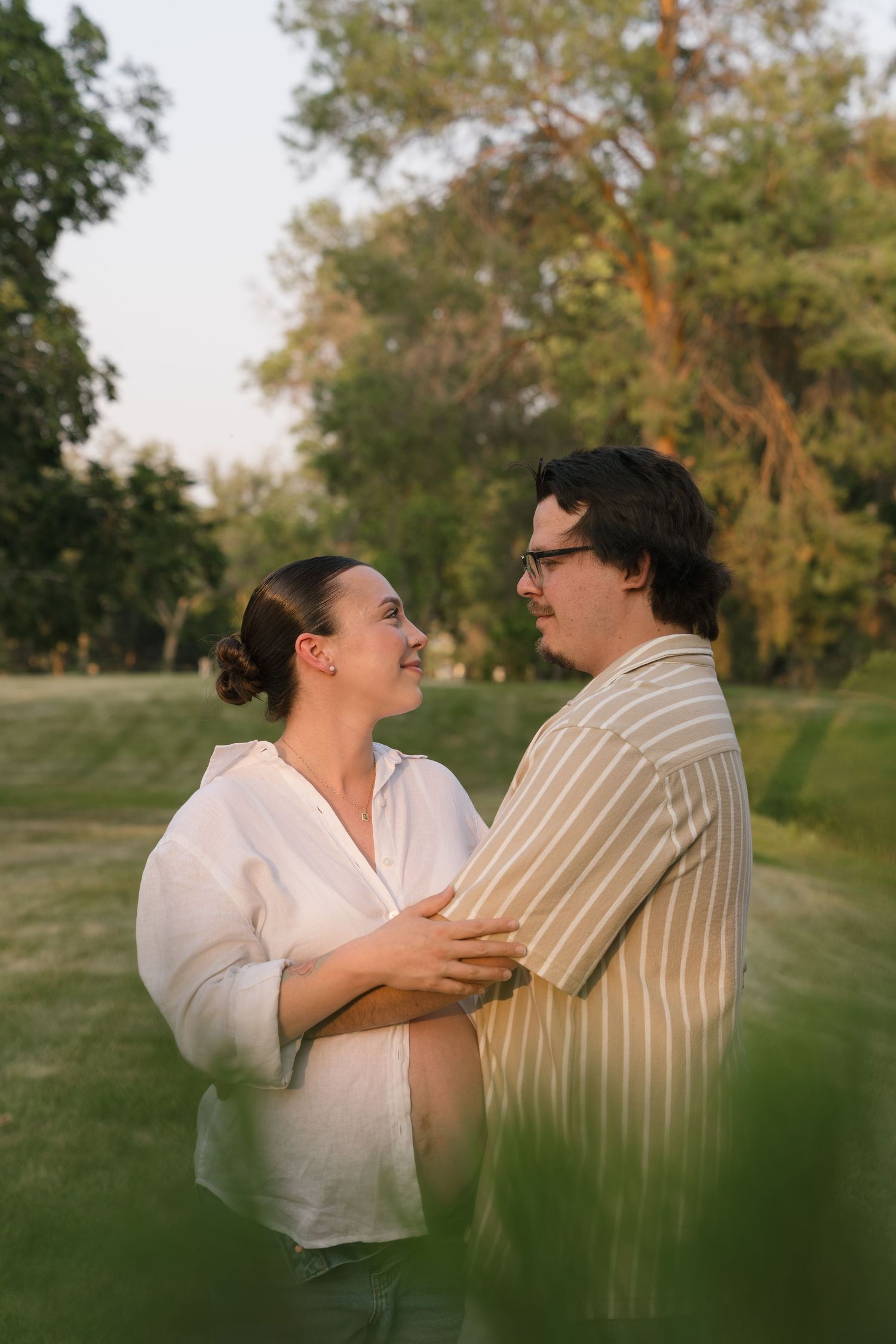 Maternity photography in Regina, Saskatchewan celebrating pregnancy with natural, timeless portraits across Saskatchewan.