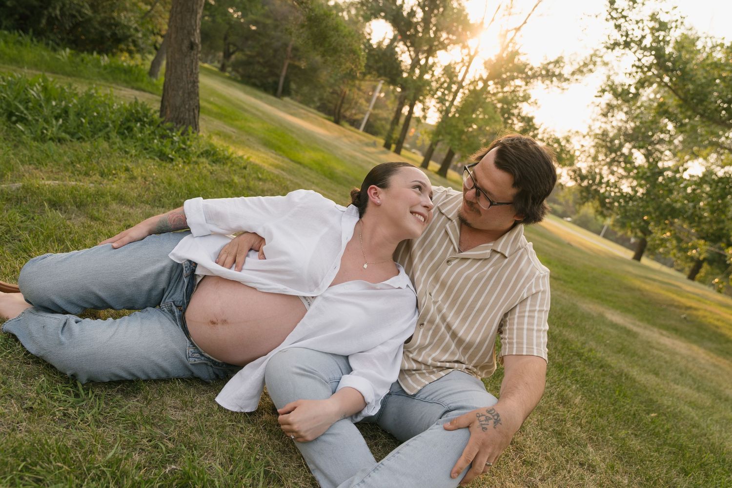 Maternity photography in Regina, Saskatchewan celebrating pregnancy with natural, timeless portraits across Saskatchewan.