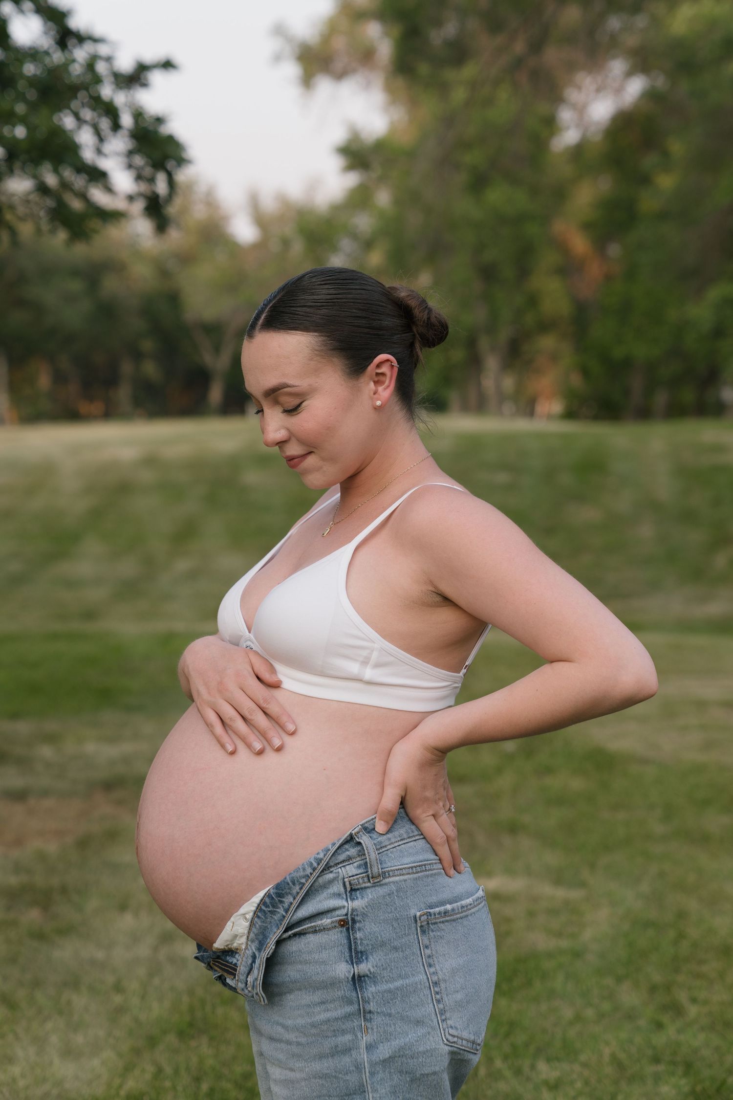 Maternity photography in Regina, Saskatchewan celebrating pregnancy with natural, timeless portraits across Saskatchewan.