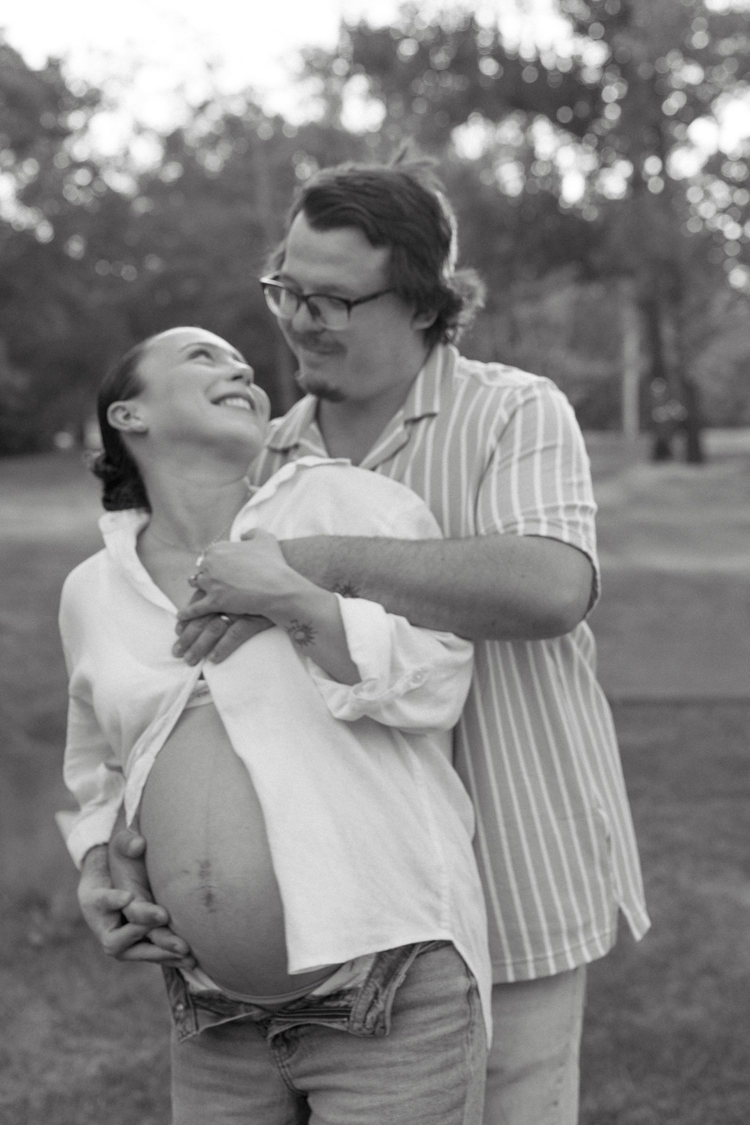 Maternity photography in Regina, Saskatchewan celebrating pregnancy with natural, timeless portraits across Saskatchewan.