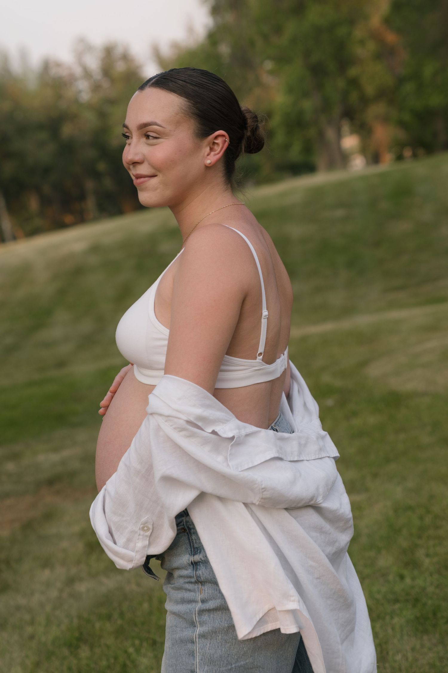 Maternity photography in Regina, Saskatchewan celebrating pregnancy with natural, timeless portraits across Saskatchewan.