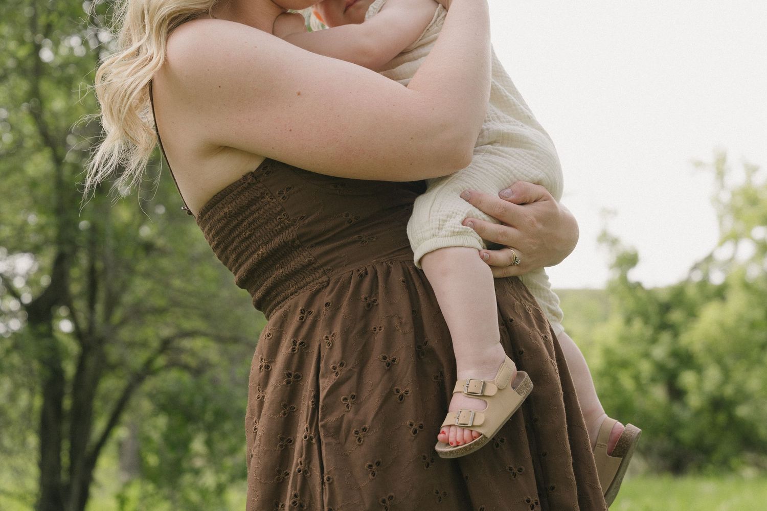 Maternity photography in Regina, Saskatchewan celebrating pregnancy with natural, timeless portraits across Saskatchewan.