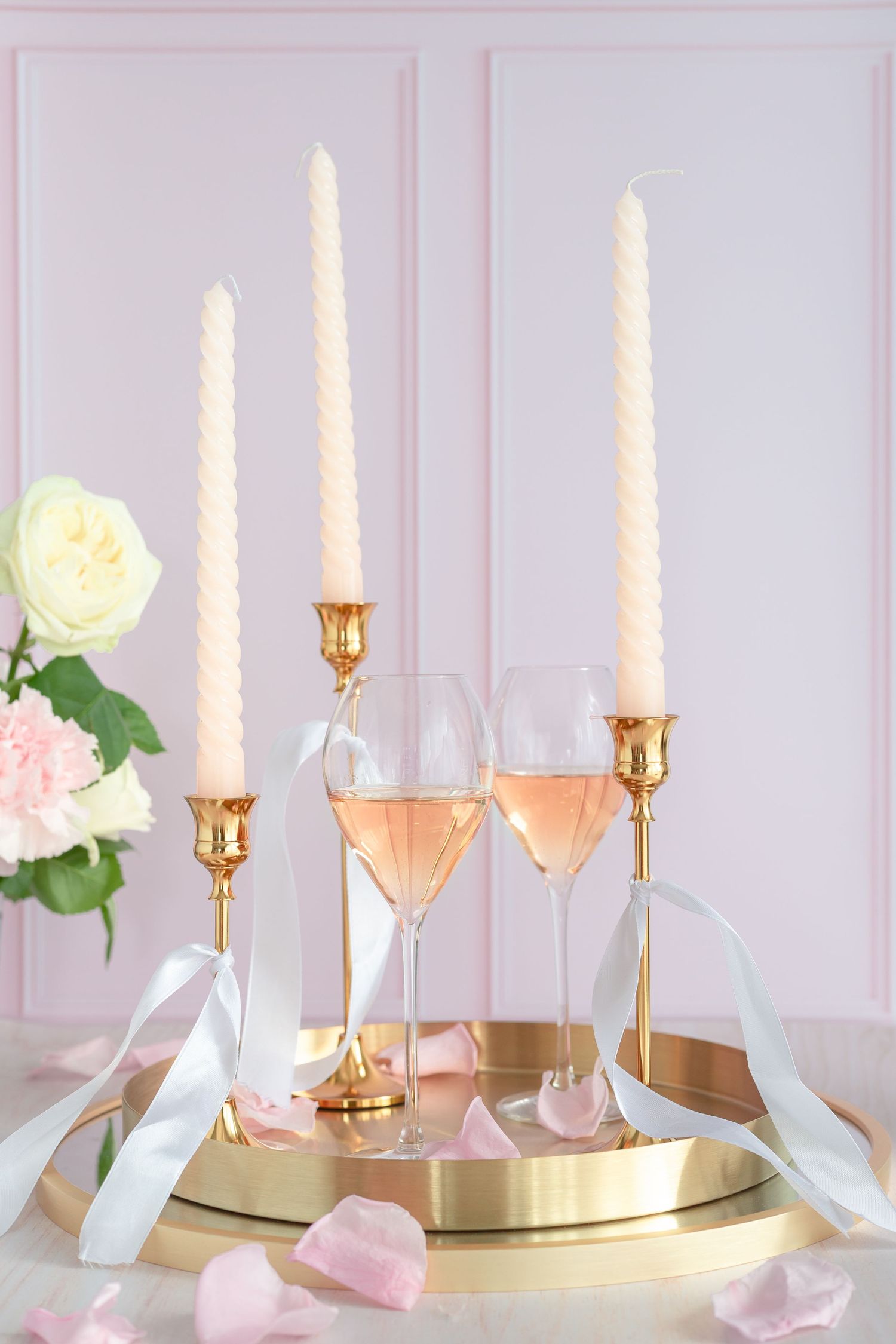 verres-de-vin-studio-shooting-photographe-france-bougies-pétales-pink