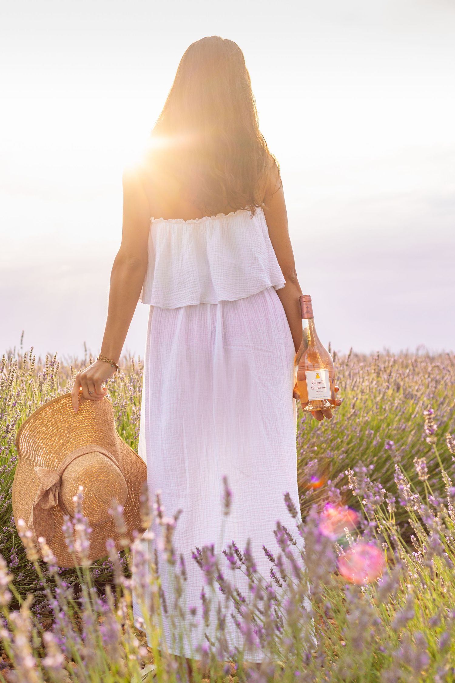 Photographe-lifestyle-produit-vin-la-gordonne-valensole-golden-hour-france-provence