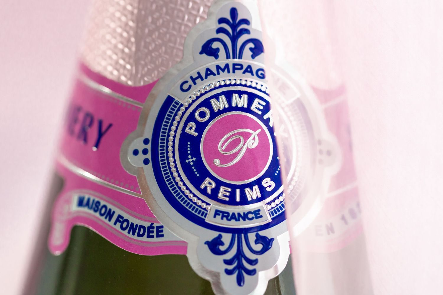 Shooting-champagne-studio-pink-bouteille-photographer-france-provence