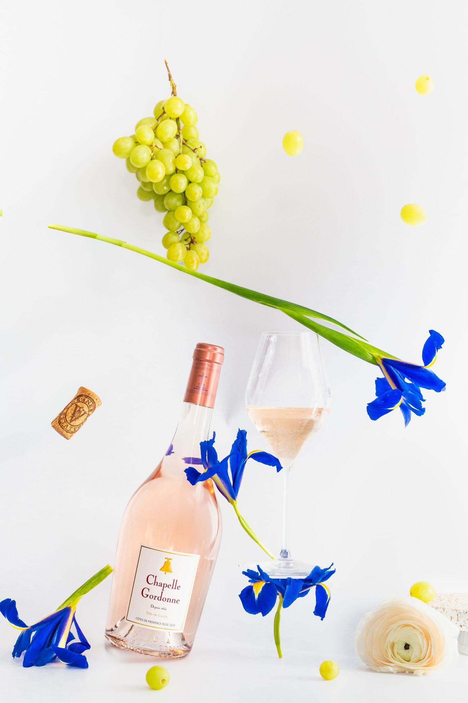bouteille-de-vin-shooting-provence- la-gordonne-pierrefeu-du-var-iris-levitation-bouchon-liège-france-photographe