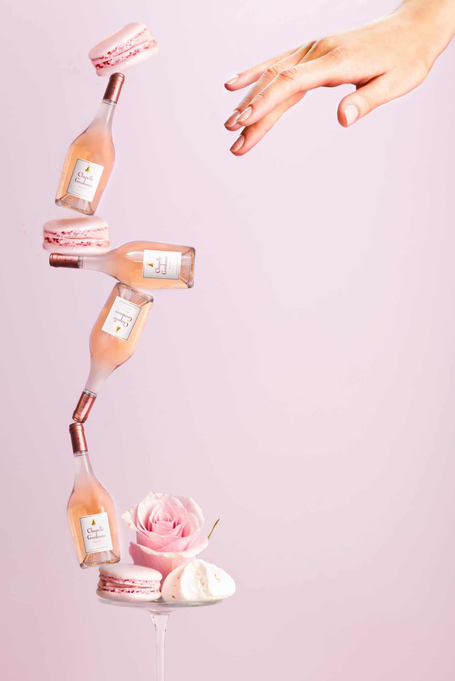 Shooting-vin-lévitation-pink-rose-macaron-cascade-de-bouteilles-photographer-france-provence