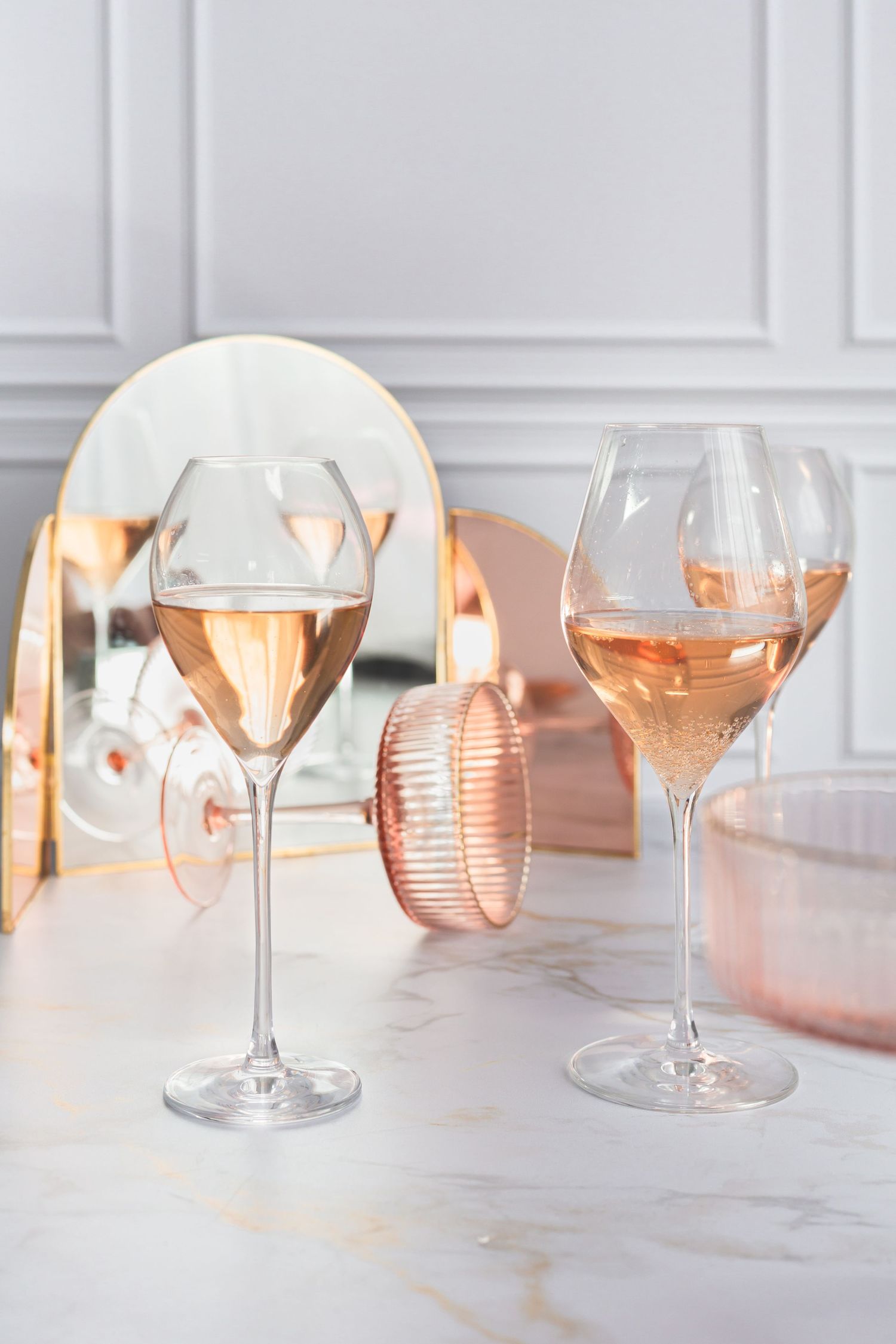 Shooting-champagne-rosé-pommery-verres-de-vin-marbre-mur-parisien-photographe-france-lifestyle-studio