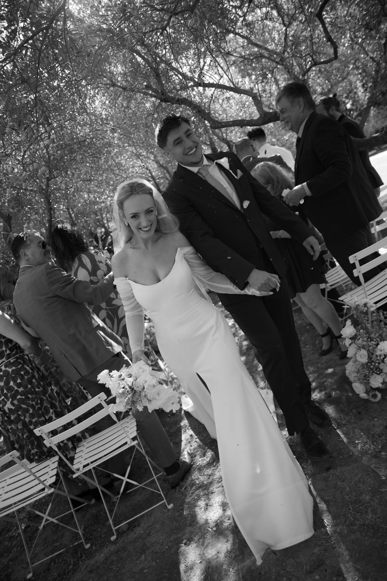 Ceremony at Le Petit Roulet wedding venue in Provence captured in candid way