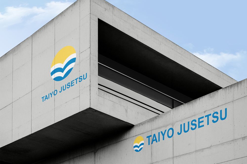 大洋住設株式会社ロゴ「大洋」から広がる雄大な海と、“たいよう”という読みから朝日のモチーフを取り入れました。宇宙から地球を見た時に東に位置する日本が朝日に照らされ、黄金色に輝く姿を表現。可愛いらしい色味のトーンにすることで、方々にも親しみを持っていただけるデザインを意識しました。