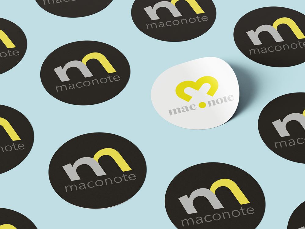maconote頭文字「m」の形の中に「n」を内包させることでブランド名を象徴的に表現しました。
その形状は、同時に見開いたノートを思わせるデザインとなっております。macoを「k」ではなく「c」を選ばれてた理由お伺いしていたので、フォントの形はコロンととした丸いものを採用。