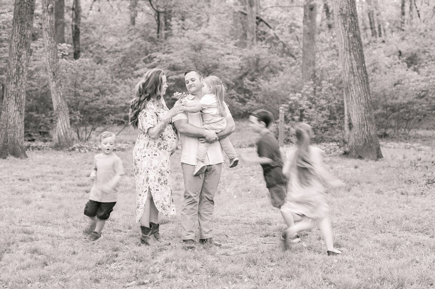 outdoor family session in Fredericksburg VA by Kaleigh Olinger Photography