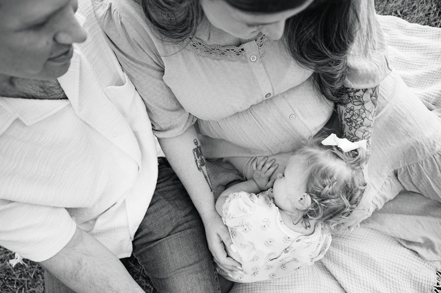 outdoor maternity session in Fredericksburg VA by Kaleigh Olinger Photography